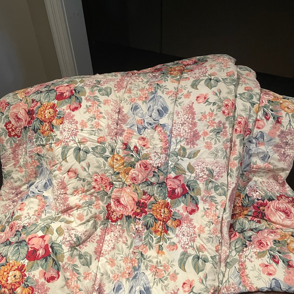 Ralph Lauren Queen Comforter, bed skirt and 4 pillowcases. Multi-rose pattern.